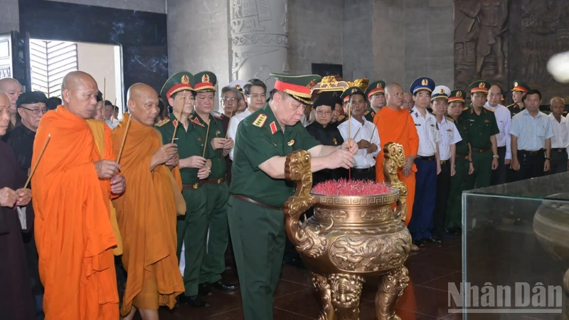 Phát huy vai trò già làng, trưởng thôn, trưởng ấp, trưởng khu, người có uy tín, chức sắc tôn giáo tiêu biểu Phát huy vai trò già làng, trưởng thôn, trưởng ấp, trưởng khu, người có uy tín, chức sắc tôn giáo tiêu biểu