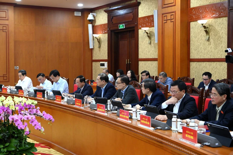 Phát triển khoa học, công nghệ phải hướng mạnh vào việc giải quyết những bài toán thực tiễn Phát triển khoa học, công nghệ phải hướng mạnh vào việc giải quyết những bài toán thực tiễn
