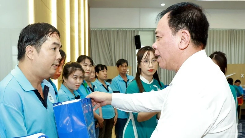 Phát triển thành phố Đồng Nai gắn với xây dựng đội ngũ công nhân hiện đại Phát triển thành phố Đồng Nai gắn với xây dựng đội ngũ công nhân hiện đại