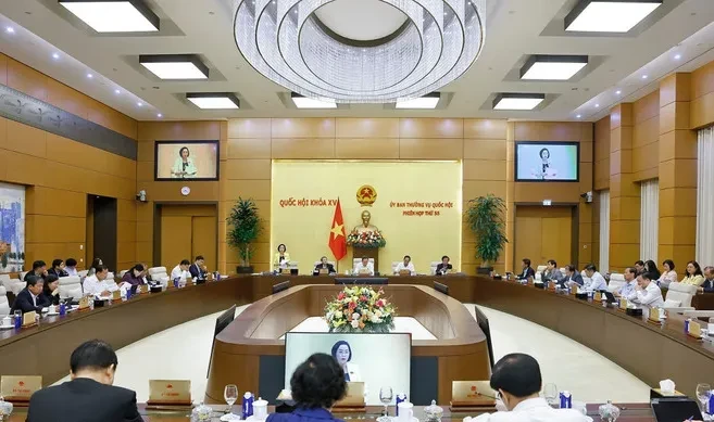 Phiên họp 55 của Ủy ban Thường vụ Quốc hội: Gỡ rào cản, khen thưởng kịp thời theo thành tích Phiên họp 55 của Ủy ban Thường vụ Quốc hội: Gỡ rào cản, khen thưởng kịp thời theo thành tích