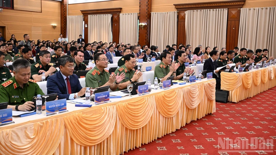 Phiên họp giữa Bộ Quốc phòng, Bộ Công an và Bộ Ngoại giao trong khuôn khổ Hội nghị Ngoại giao lần thứ 33 Phiên họp giữa Bộ Quốc phòng, Bộ Công an và Bộ Ngoại giao trong khuôn khổ Hội nghị Ngoại giao lần thứ 33