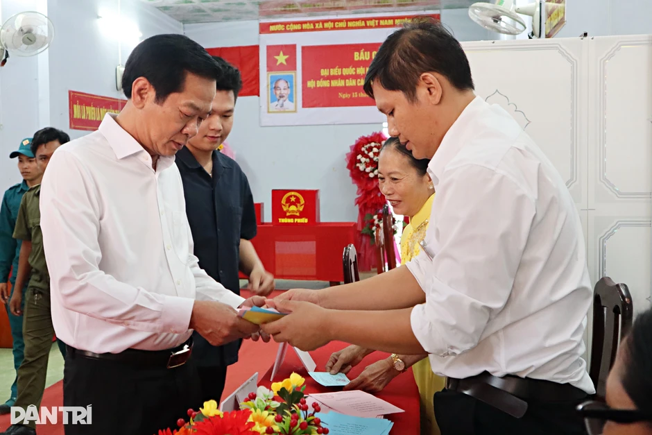 Phó Chủ tịch nước, Bộ trưởng Bộ Nội vụ bỏ phiếu ở An Giang Phó Chủ tịch nước, Bộ trưởng Bộ Nội vụ bỏ phiếu ở An Giang