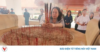 Phó Chủ tịch nước dâng hương, tặng quà gia đình chính sách tại Tây Ninh