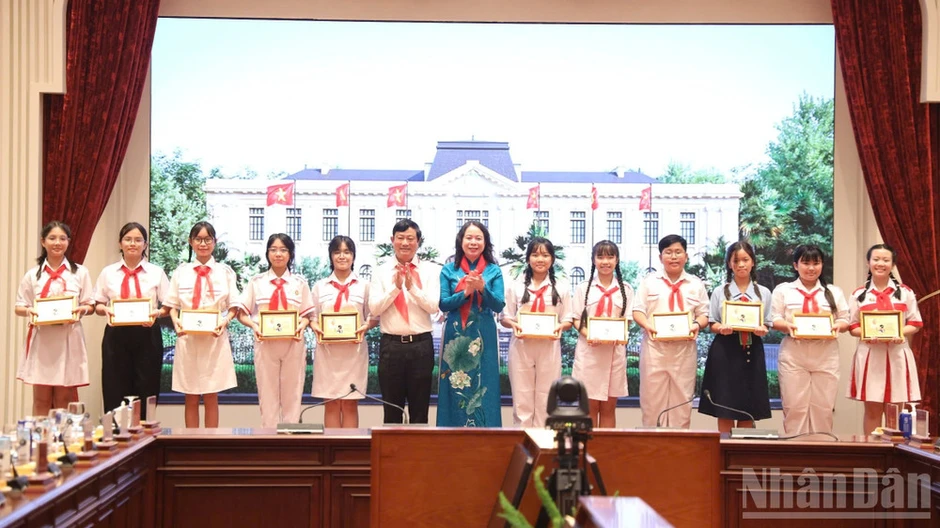 Phó Chủ tịch nước gặp mặt Đoàn đại biểu thiếu nhi tham gia “Hành trình Em yêu Tổ quốc Việt Nam” Phó Chủ tịch nước gặp mặt Đoàn đại biểu thiếu nhi tham gia “Hành trình Em yêu Tổ quốc Việt Nam”