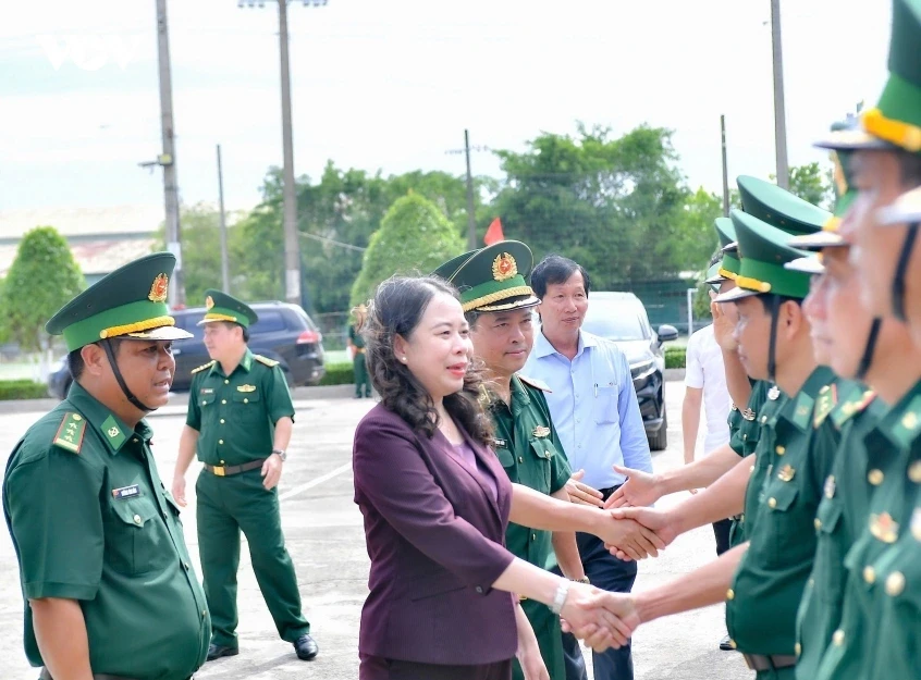 Phó Chủ tịch nước thăm Ban Chỉ huy biên phòng Cửa khẩu cảng Dương Đông, An Giang