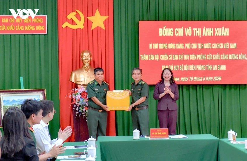 Phó Chủ tịch nước thăm Ban Chỉ huy biên phòng Cửa khẩu cảng Dương Đông, An Giang