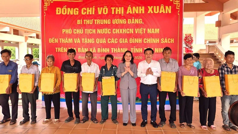 Phó Chủ tịch nước Võ Thị Ánh Xuân dâng hương tri ân các Anh hùng liệt sĩ tại Khu di tích Bình Thành Phó Chủ tịch nước Võ Thị Ánh Xuân dâng hương tri ân các Anh hùng liệt sĩ tại Khu di tích Bình Thành