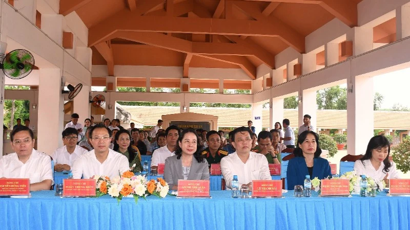 Phó Chủ tịch nước Võ Thị Ánh Xuân dâng hương tri ân các Anh hùng liệt sĩ tại Khu di tích Bình Thành Phó Chủ tịch nước Võ Thị Ánh Xuân dâng hương tri ân các Anh hùng liệt sĩ tại Khu di tích Bình Thành