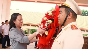 Phó Chủ tịch nước Võ Thị Ánh Xuân dâng hương tri ân các Anh hùng liệt sĩ tại Khu di tích Bình Thành