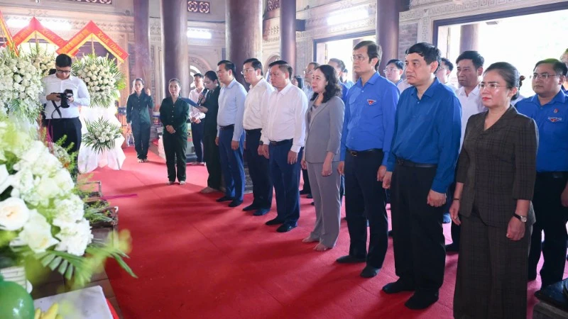 Phó Chủ tịch nước Võ Thị Ánh Xuân dâng hương tưởng niệm các Anh hùng liệt sĩ tại Khu di tích lịch sử quốc gia Truông Bồn Phó Chủ tịch nước Võ Thị Ánh Xuân dâng hương tưởng niệm các Anh hùng liệt sĩ tại Khu di tích lịch sử quốc gia Truông Bồn