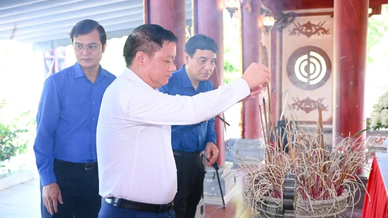 Phó Chủ tịch nước Võ Thị Ánh Xuân dâng hương tưởng niệm các Anh hùng liệt sĩ tại Khu di tích lịch sử quốc gia Truông Bồn Phó Chủ tịch nước Võ Thị Ánh Xuân dâng hương tưởng niệm các Anh hùng liệt sĩ tại Khu di tích lịch sử quốc gia Truông Bồn