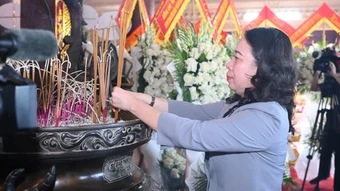 Phó Chủ tịch nước Võ Thị Ánh Xuân dâng hương tưởng niệm các Anh hùng liệt sĩ tại Khu di tích lịch sử quốc gia Truông Bồn
