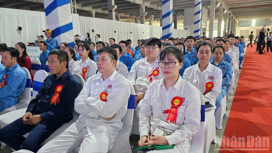 Phó Chủ tịch nước Võ Thị Ánh Xuân dự Ngày hội toàn dân bảo vệ an ninh Tổ quốc tại Công ty công nghệ COSMOS 1 Phó Chủ tịch nước Võ Thị Ánh Xuân dự Ngày hội toàn dân bảo vệ an ninh Tổ quốc tại Công ty công nghệ COSMOS 1