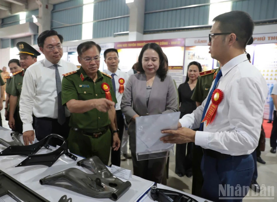 Phó Chủ tịch nước Võ Thị Ánh Xuân dự Ngày hội toàn dân bảo vệ an ninh Tổ quốc tại Công ty công nghệ COSMOS 1 Phó Chủ tịch nước Võ Thị Ánh Xuân dự Ngày hội toàn dân bảo vệ an ninh Tổ quốc tại Công ty công nghệ COSMOS 1