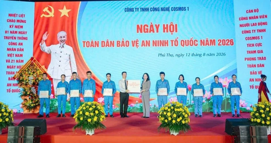 Phó Chủ tịch nước Võ Thị Ánh Xuân dự Ngày hội toàn dân bảo vệ an ninh Tổ quốc tại Công ty công nghệ COSMOS 1 Phó Chủ tịch nước Võ Thị Ánh Xuân dự Ngày hội toàn dân bảo vệ an ninh Tổ quốc tại Công ty công nghệ COSMOS 1