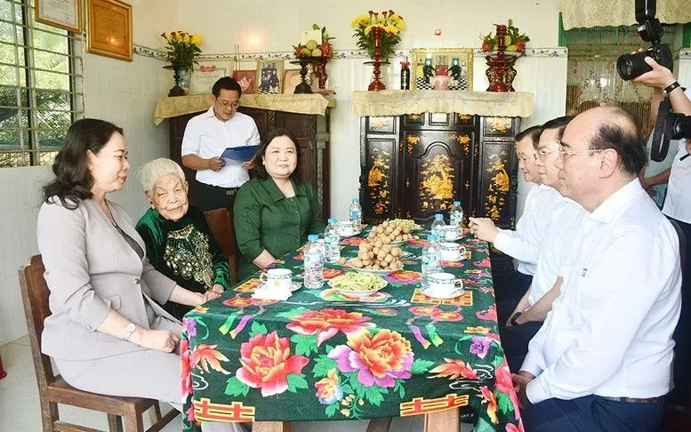 Phó Chủ tịch nước Võ Thị Ánh Xuân tặng quà gia đình chính sách, công nhân và trẻ em tại Vĩnh Long