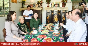 Phó Chủ tịch nước Võ Thị Ánh Xuân tặng quà gia đình chính sách, công nhân và trẻ em tại Vĩnh Long