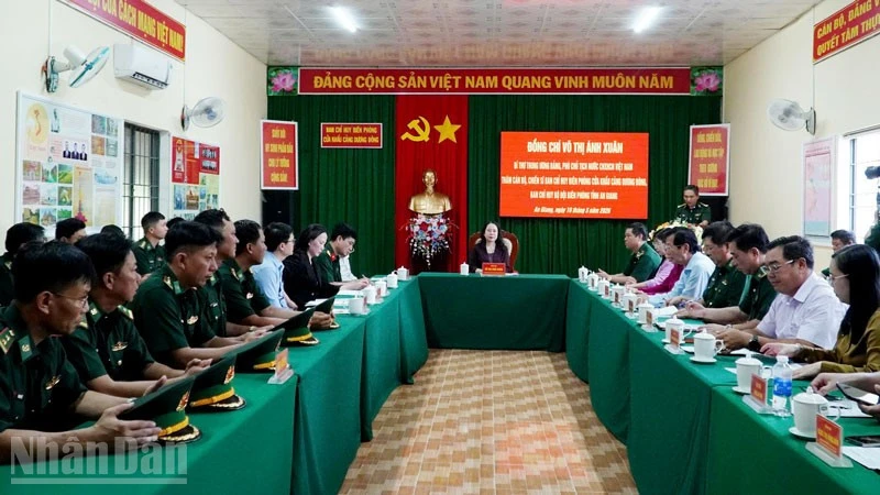 Phó Chủ tịch nước Võ Thị Ánh Xuân thăm, động viên cán bộ, chiến sĩ Biên phòng Cửa khẩu cảng Dương Đông