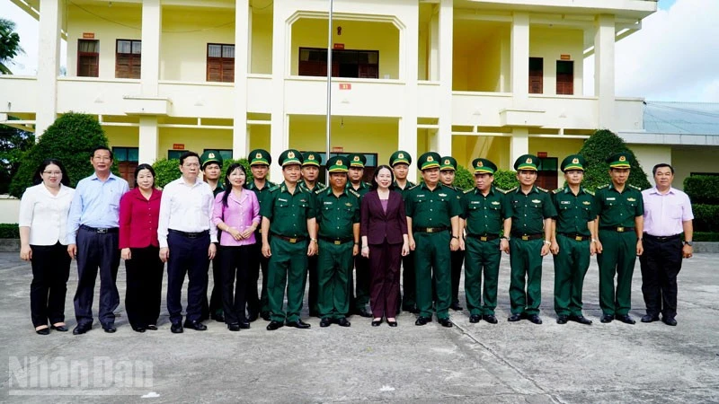 Phó Chủ tịch nước Võ Thị Ánh Xuân thăm, động viên cán bộ, chiến sĩ Biên phòng Cửa khẩu cảng Dương Đông