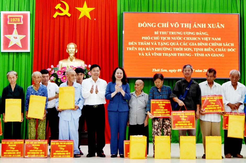 Phó Chủ tịch nước Võ Thị Ánh Xuân thăm, tặng quà Mẹ Việt Nam Anh hùng Phó Chủ tịch nước Võ Thị Ánh Xuân thăm, tặng quà Mẹ Việt Nam Anh hùng