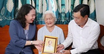 Phó Chủ tịch nước Võ Thị Ánh Xuân thăm, tặng quà Mẹ Việt Nam Anh hùng