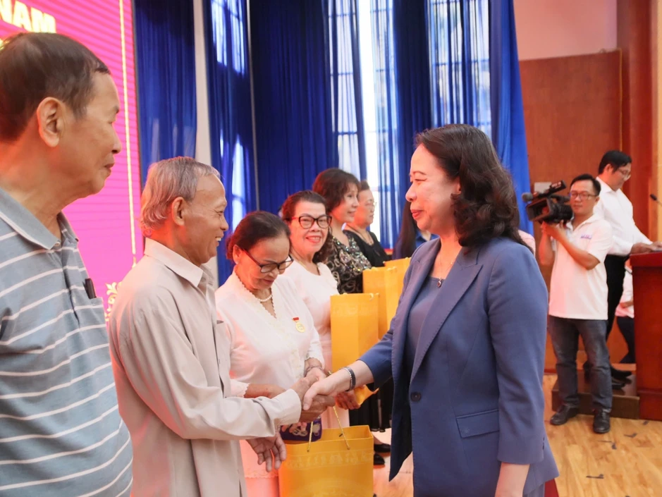Phó Chủ tịch nước Võ Thị Ánh Xuân thăm, tặng quà người có công tại Khánh Hòa Phó Chủ tịch nước Võ Thị Ánh Xuân thăm, tặng quà người có công tại Khánh Hòa
