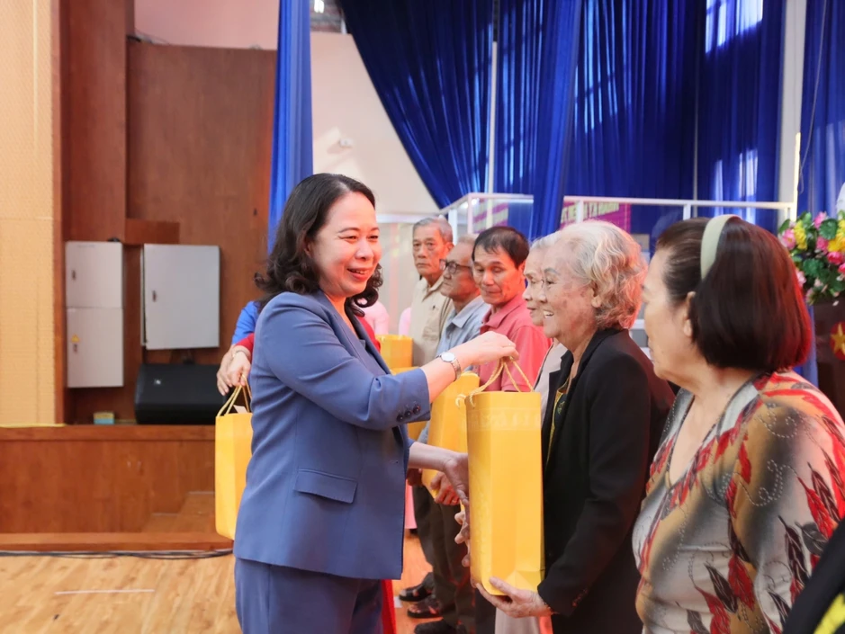 Phó Chủ tịch nước Võ Thị Ánh Xuân thăm, tặng quà người có công tại Khánh Hòa Phó Chủ tịch nước Võ Thị Ánh Xuân thăm, tặng quà người có công tại Khánh Hòa