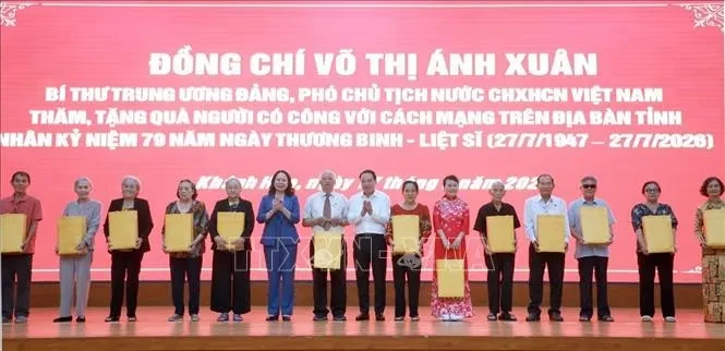 Phó Chủ tịch nước Võ Thị Ánh Xuân thăm, tặng quà người có công với cách mạng Phó Chủ tịch nước Võ Thị Ánh Xuân thăm, tặng quà người có công với cách mạng