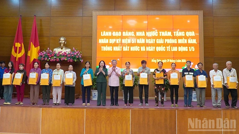 Phó Chủ tịch nước Võ Thị Ánh Xuân thăm, tặng quà tại Đồng Tháp Phó Chủ tịch nước Võ Thị Ánh Xuân thăm, tặng quà tại Đồng Tháp