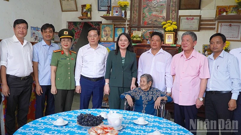 Phó Chủ tịch nước Võ Thị Ánh Xuân thăm, tặng quà tại Đồng Tháp Phó Chủ tịch nước Võ Thị Ánh Xuân thăm, tặng quà tại Đồng Tháp