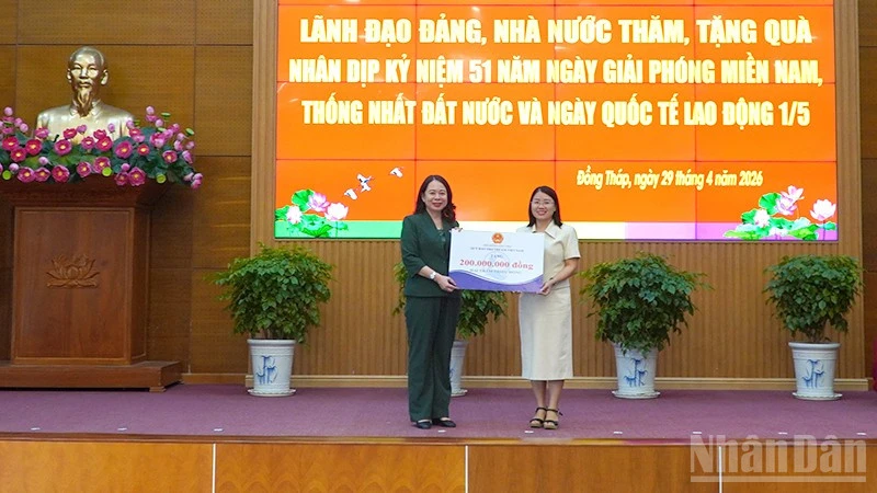 Phó Chủ tịch nước Võ Thị Ánh Xuân thăm, tặng quà tại Đồng Tháp Phó Chủ tịch nước Võ Thị Ánh Xuân thăm, tặng quà tại Đồng Tháp