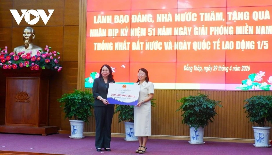 Phó Chủ tịch nước Võ Thị Ánh Xuân thăm và tặng quà tại Đồng Tháp Phó Chủ tịch nước Võ Thị Ánh Xuân thăm và tặng quà tại Đồng Tháp