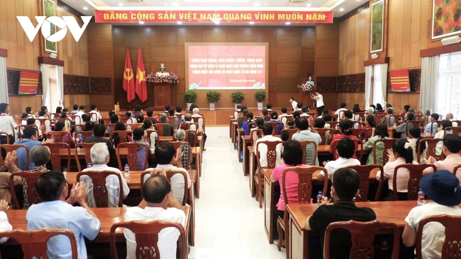 Phó Chủ tịch nước Võ Thị Ánh Xuân thăm và tặng quà tại Đồng Tháp Phó Chủ tịch nước Võ Thị Ánh Xuân thăm và tặng quà tại Đồng Tháp