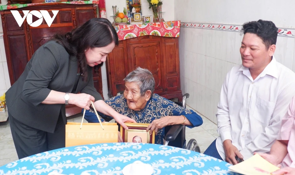 Phó Chủ tịch nước Võ Thị Ánh Xuân thăm và tặng quà tại Đồng Tháp Phó Chủ tịch nước Võ Thị Ánh Xuân thăm và tặng quà tại Đồng Tháp