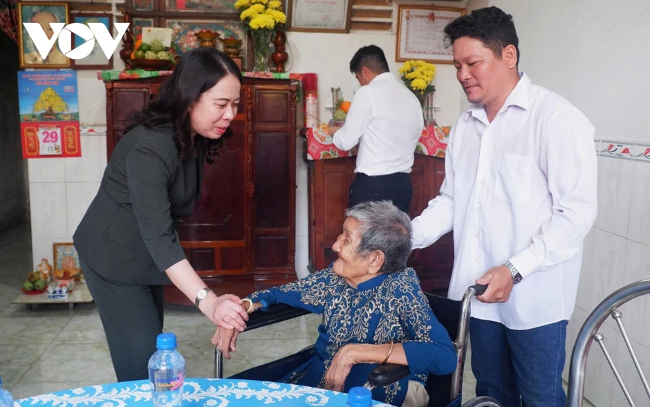 Phó Chủ tịch nước Võ Thị Ánh Xuân thăm và tặng quà tại Đồng Tháp Phó Chủ tịch nước Võ Thị Ánh Xuân thăm và tặng quà tại Đồng Tháp