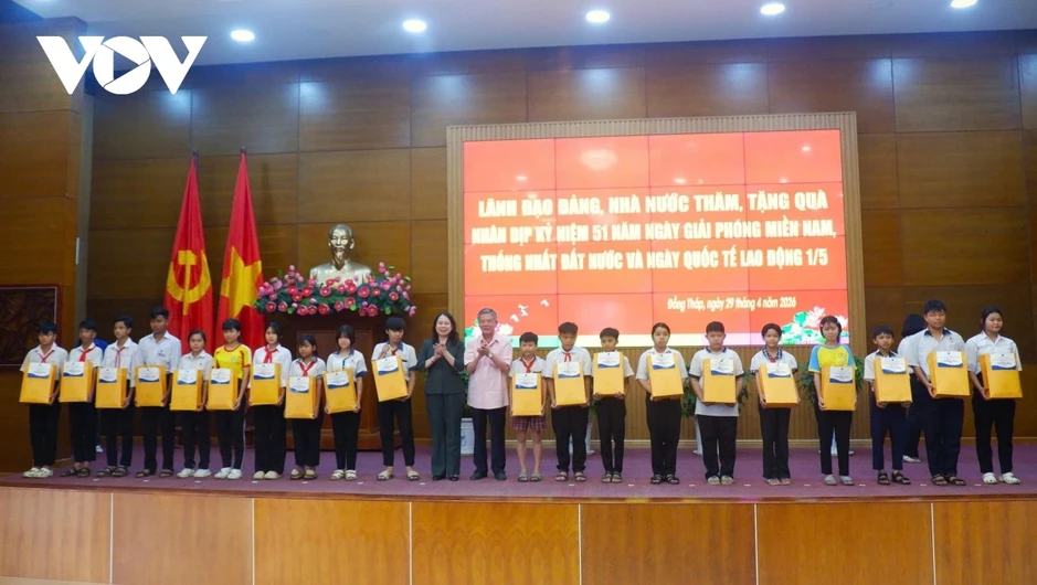 Phó Chủ tịch nước Võ Thị Ánh Xuân thăm và tặng quà tại Đồng Tháp Phó Chủ tịch nước Võ Thị Ánh Xuân thăm và tặng quà tại Đồng Tháp