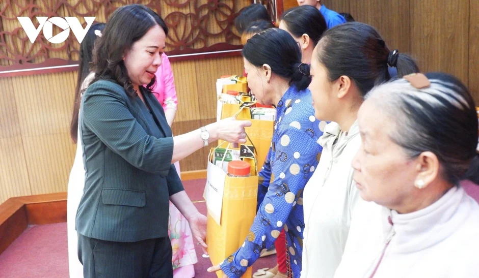Phó Chủ tịch nước Võ Thị Ánh Xuân thăm và tặng quà tại Đồng Tháp Phó Chủ tịch nước Võ Thị Ánh Xuân thăm và tặng quà tại Đồng Tháp