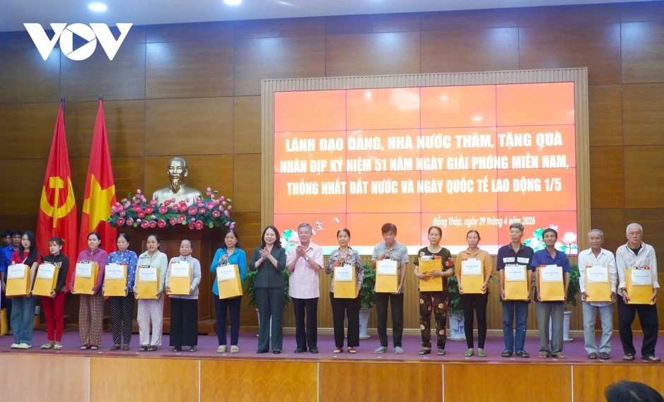 Phó Chủ tịch nước Võ Thị Ánh Xuân thăm và tặng quà tại Đồng Tháp Phó Chủ tịch nước Võ Thị Ánh Xuân thăm và tặng quà tại Đồng Tháp