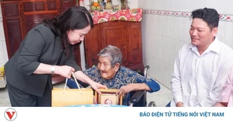 Phó Chủ tịch nước Võ Thị Ánh Xuân thăm và tặng quà tại Đồng Tháp
