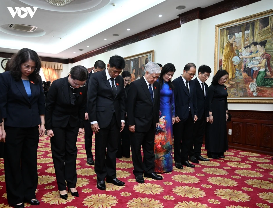 Phó Chủ tịch Quốc hội Đỗ Văn Chiến viếng đồng chí Saysomphone Phomvihane Phó Chủ tịch Quốc hội Đỗ Văn Chiến viếng đồng chí Saysomphone Phomvihane