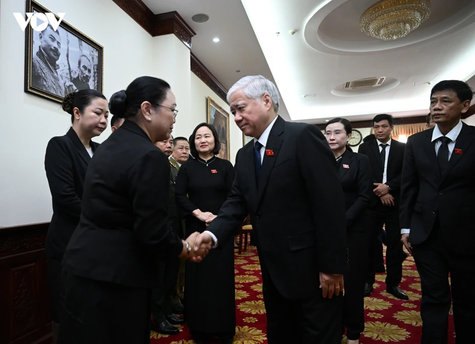 Phó Chủ tịch Quốc hội Đỗ Văn Chiến viếng đồng chí Saysomphone Phomvihane Phó Chủ tịch Quốc hội Đỗ Văn Chiến viếng đồng chí Saysomphone Phomvihane