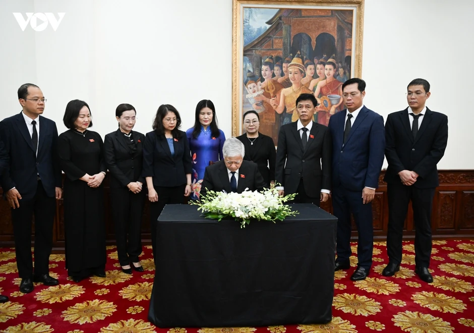 Phó Chủ tịch Quốc hội Đỗ Văn Chiến viếng đồng chí Saysomphone Phomvihane Phó Chủ tịch Quốc hội Đỗ Văn Chiến viếng đồng chí Saysomphone Phomvihane