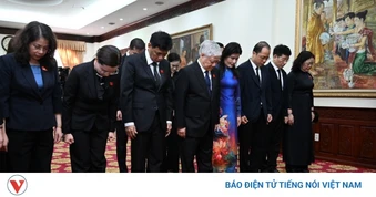 Phó Chủ tịch Quốc hội Đỗ Văn Chiến viếng đồng chí Saysomphone Phomvihane