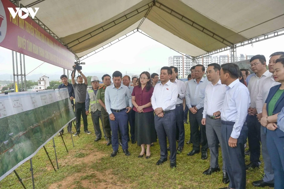 Phó Chủ tịch Quốc hội khảo sát thực địa dự án đường sắt Lào Cai-Hà Nội-Hải Phòng Phó Chủ tịch Quốc hội khảo sát thực địa dự án đường sắt Lào Cai-Hà Nội-Hải Phòng