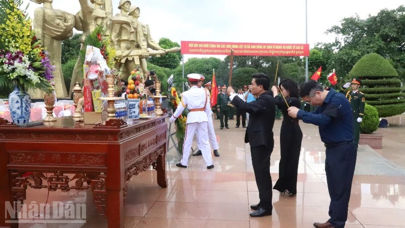 Phó Chủ tịch Quốc hội Nguyễn Doãn Anh dự Lễ viếng, truy điệu, an táng 27 hài cốt liệt sĩ ở Đắk Lắk Phó Chủ tịch Quốc hội Nguyễn Doãn Anh dự Lễ viếng, truy điệu, an táng 27 hài cốt liệt sĩ ở Đắk Lắk
