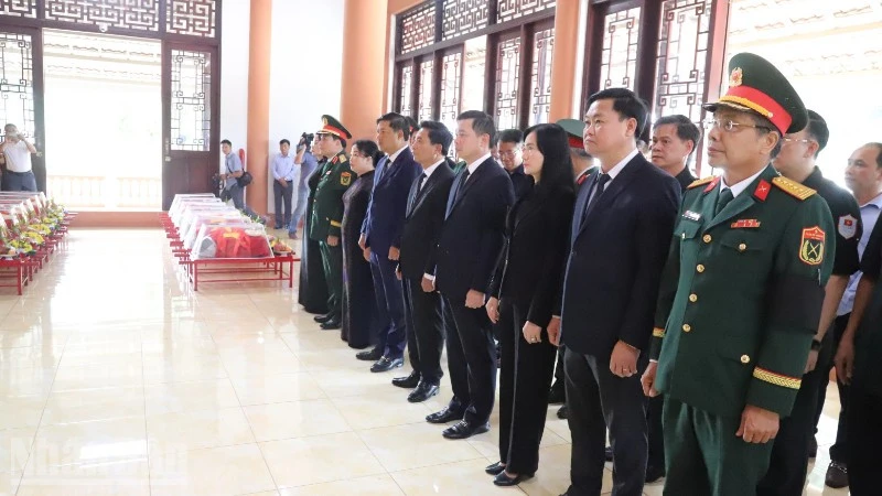 Phó Chủ tịch Quốc hội Nguyễn Doãn Anh dự Lễ viếng, truy điệu, an táng 27 hài cốt liệt sĩ ở Đắk Lắk Phó Chủ tịch Quốc hội Nguyễn Doãn Anh dự Lễ viếng, truy điệu, an táng 27 hài cốt liệt sĩ ở Đắk Lắk
