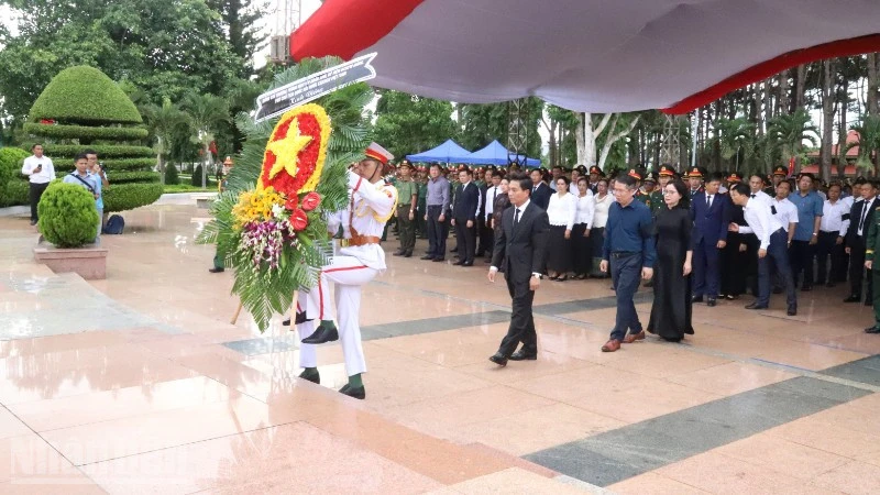 Phó Chủ tịch Quốc hội Nguyễn Doãn Anh dự Lễ viếng, truy điệu, an táng 27 hài cốt liệt sĩ ở Đắk Lắk Phó Chủ tịch Quốc hội Nguyễn Doãn Anh dự Lễ viếng, truy điệu, an táng 27 hài cốt liệt sĩ ở Đắk Lắk