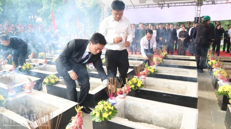 Phó Chủ tịch Quốc hội Nguyễn Doãn Anh dự Lễ viếng, truy điệu, an táng 27 hài cốt liệt sĩ ở Đắk Lắk Phó Chủ tịch Quốc hội Nguyễn Doãn Anh dự Lễ viếng, truy điệu, an táng 27 hài cốt liệt sĩ ở Đắk Lắk