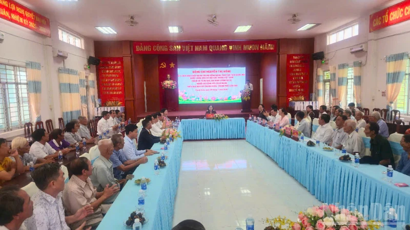 Phó Chủ tịch Quốc hội Nguyễn Thị Hồng thăm, tặng quà gia đình chính sách tại xã Thạnh Xuân Phó Chủ tịch Quốc hội Nguyễn Thị Hồng thăm, tặng quà gia đình chính sách tại xã Thạnh Xuân