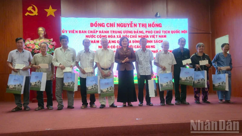 Phó Chủ tịch Quốc hội Nguyễn Thị Hồng thăm, tặng quà gia đình chính sách tại xã Thạnh Xuân Phó Chủ tịch Quốc hội Nguyễn Thị Hồng thăm, tặng quà gia đình chính sách tại xã Thạnh Xuân